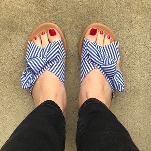💥THEY ARE HERE💥blue and white striped sandals